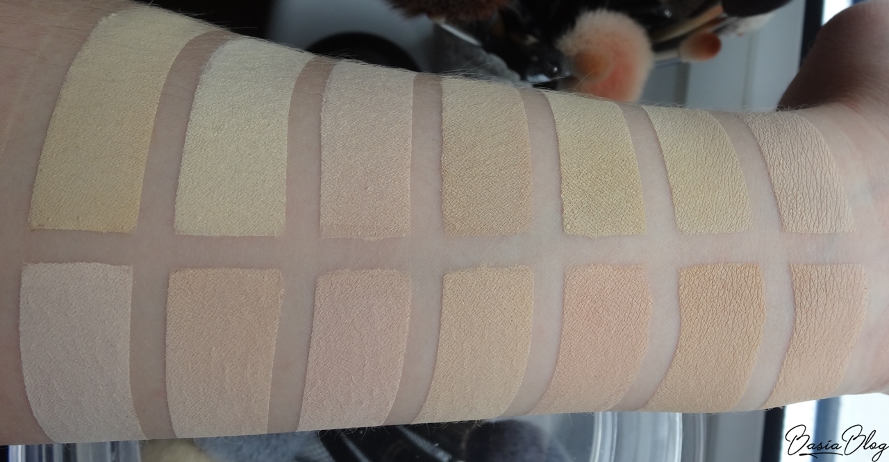 swatche podkład mineralny Earthnicity Minerals, najjaśniejsze odcienie, Alabaster, Moonlight, Porcelain, Sunrise, Biscuit, Amber, Natural Light, Annabelle Minerals Sunny Fairest, Pixie Morning Gold, Ecolore Warm 1, Annabelle Minerals Golden Fairest, Neauty Golden Fair, Pixie Dune, Amilie Ivory