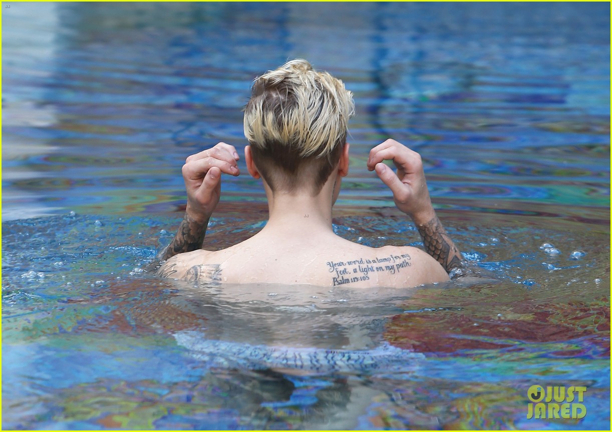 Justin Bieber Goes Skinny Dipping.