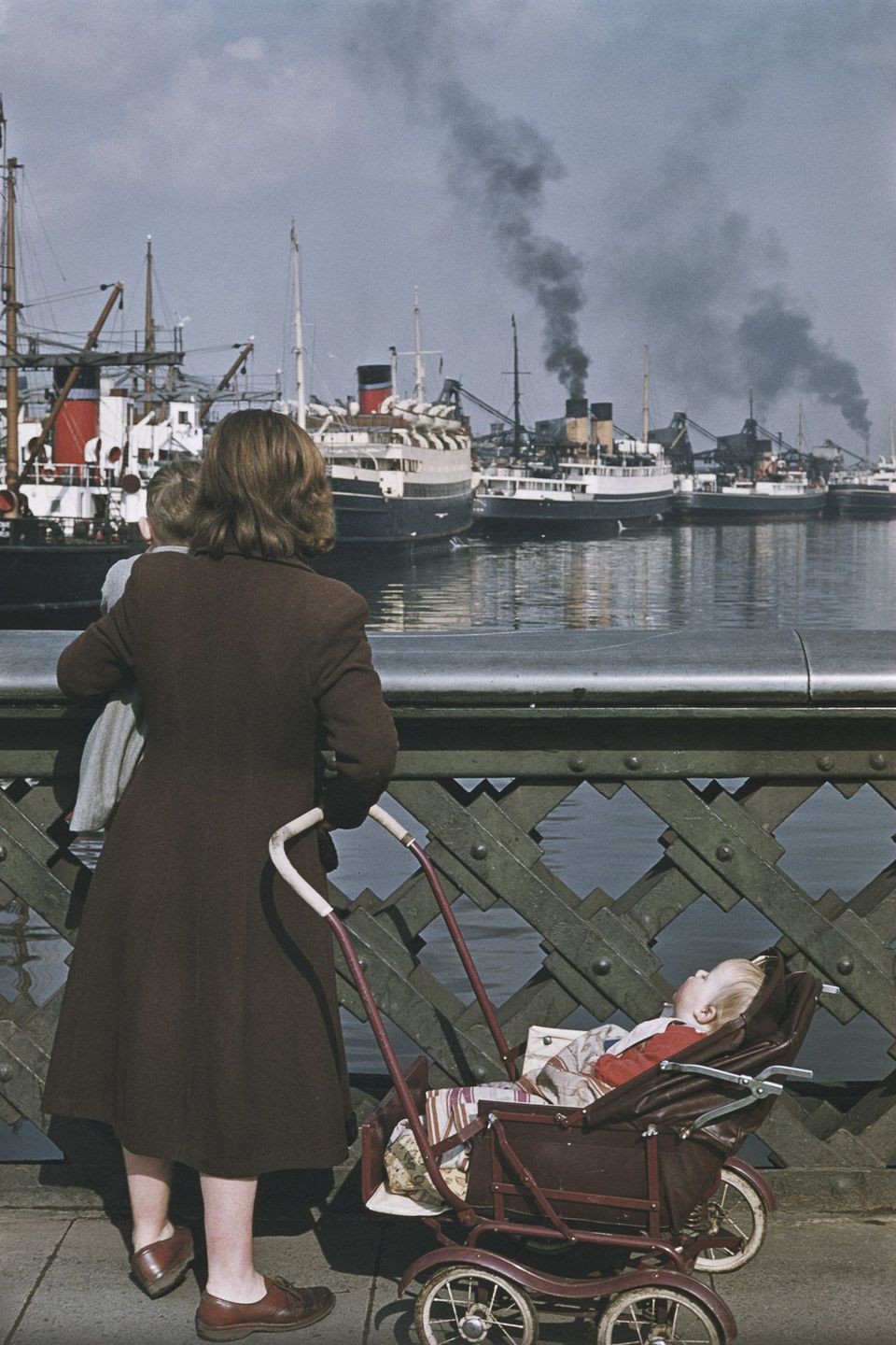 26 Wonderful Color Photographs Captured Everyday Life in Belfast in