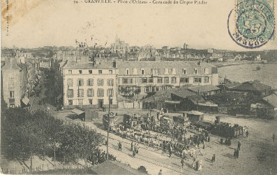 Grandville la cavalcade du cirque Pinder sur la place de la ville