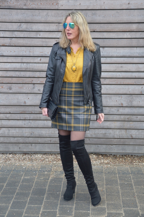 Ü40 Overnknees kombiniert Outfit