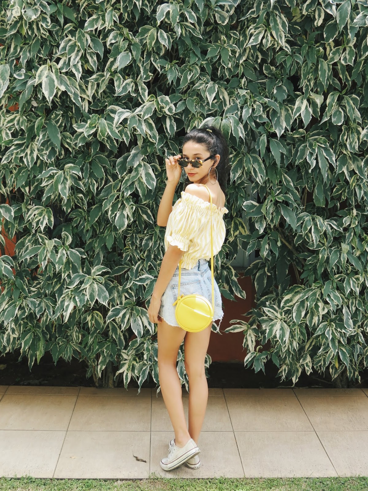 short jeans blusa e tenis