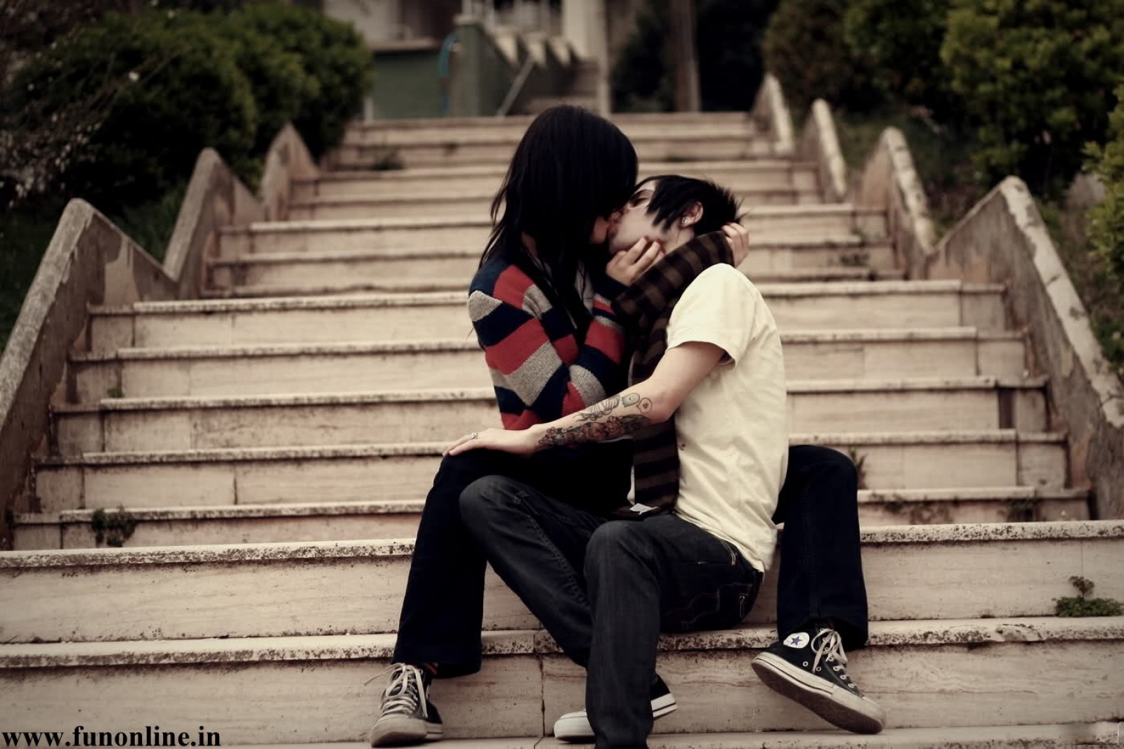 Download popular wallpapers 5 stars: Wallpaper love kiss- 5 Stars