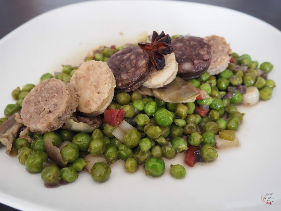 Guisantes rehogados, con verduras de temporada, jamón y butifarras y un suave sabor anisado.