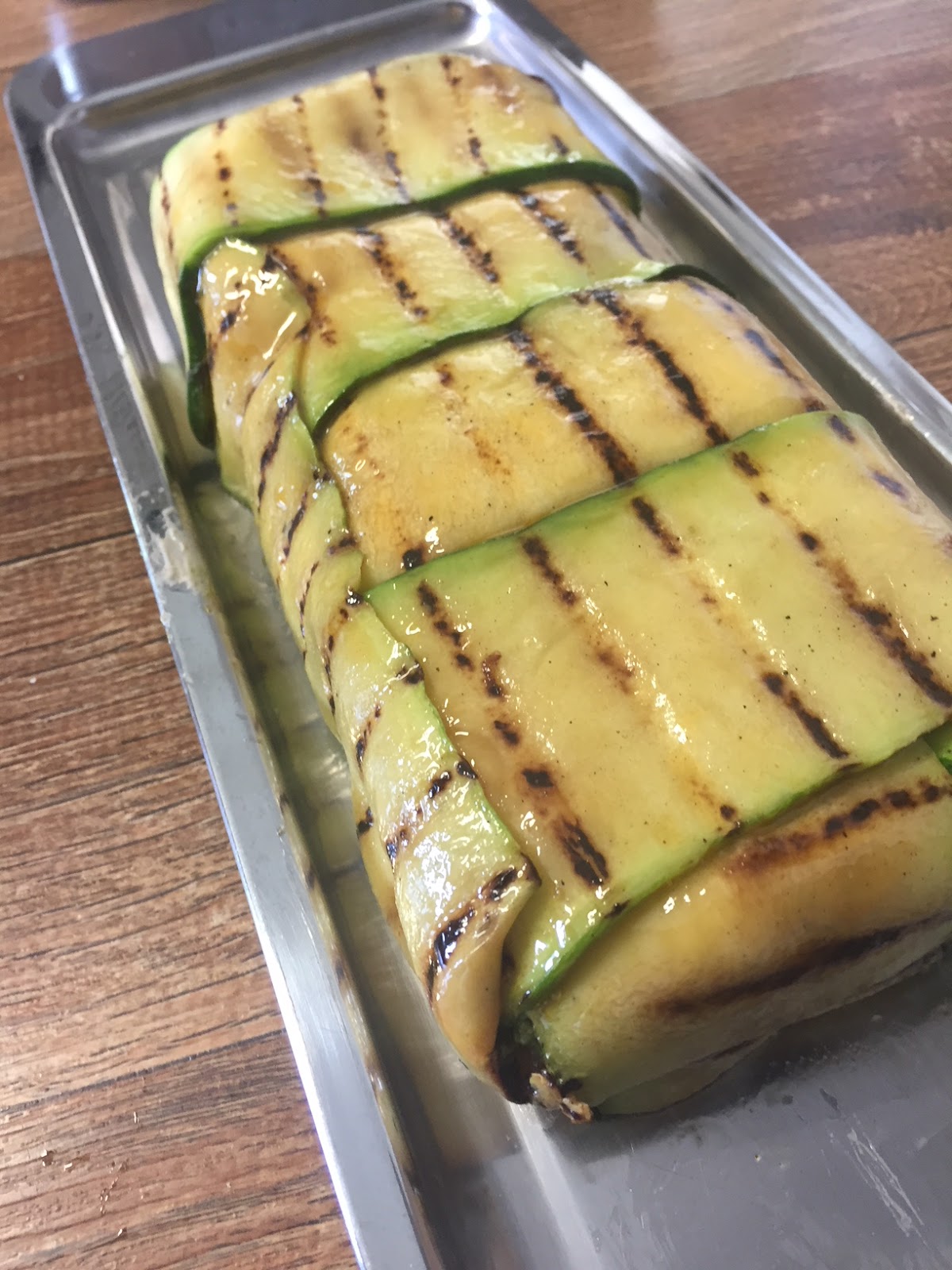 Entrada gostosa e prática terrine de creme de ricota, pesto, tomate