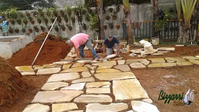 Bizzarri fazendo a execução do caminho de pedra no jardim, sendo tipo de caminho com pedra com junta de grama com pedra cacão de São Tomé. 27 de janeiro de 2017.