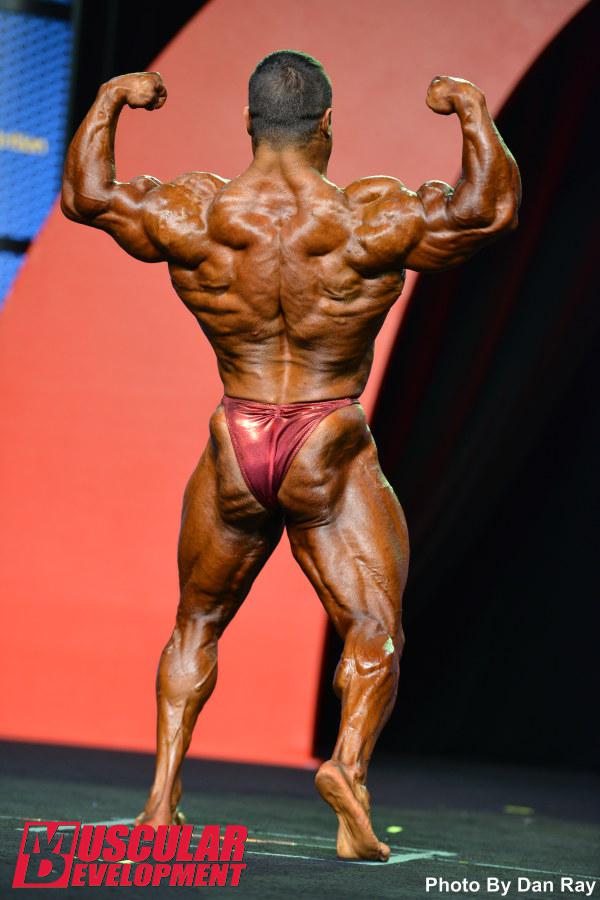 Eduardo Corrêa realiza a pose duplo bíceps de costas. Foto: Dan Ray