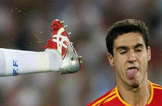 ekspresi lucu saat pemain bola tertendang sepatu