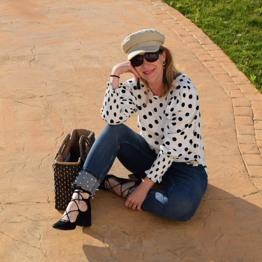Cómo combinar una blusa de lunares
