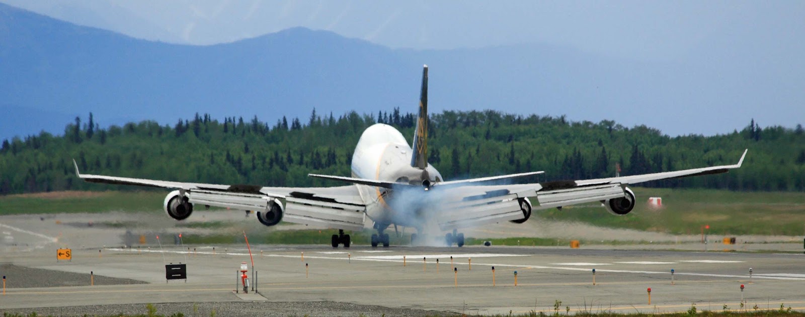 Why is an airplane nose up while landing? - Aircraft Nerds