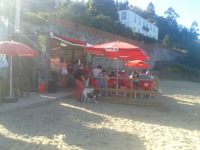 Bar com esplanada da praia de Arnelas Bar com esplanada da praia de Arnelas