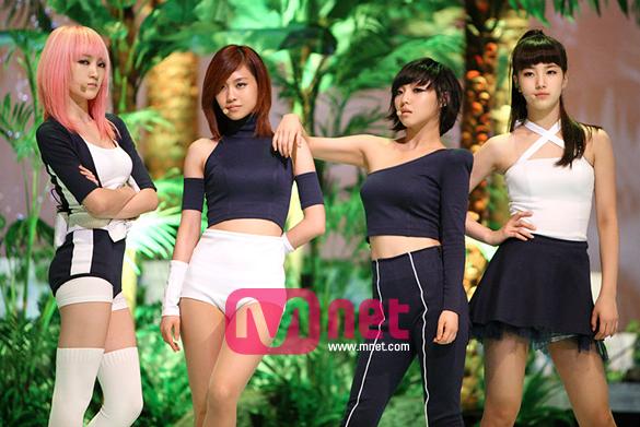 Группа пропаганда. Группа мин нет состав. Солистки группы мин нет. Здесь мин нет группа. Группа мин нет алиса.