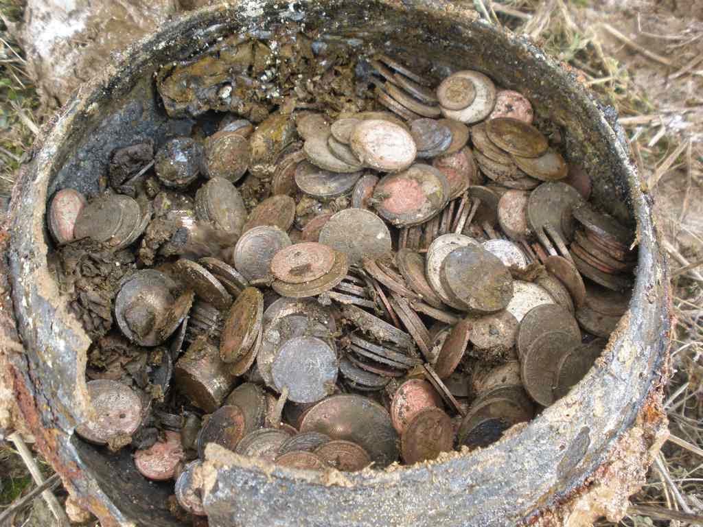 Сундук с драгоценностями. Скарб элита картофель. Екатерининский пятак в земле. Скарб курск. Старинные монеты клад.