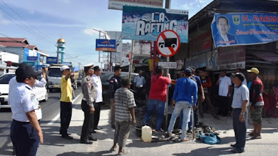 STOP : Truk Sirtukil Dilarang Masuk Simpang Balah Hilir Lubuk Alung