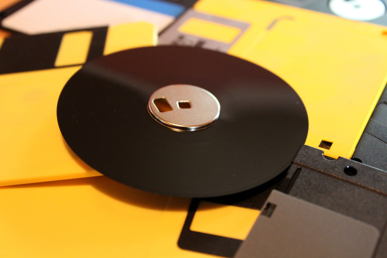 Плотный диск. Дискета флоппи диск. Диск дискета (флоппи диск).. Дискета гибкий магнитный диск. Флоппи-диск 1967.