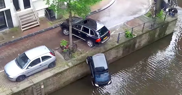 ポルシェ・カイエンに衝突され停車中のスマートが川へ転落！映画撮影中の迫力のワンシーン。