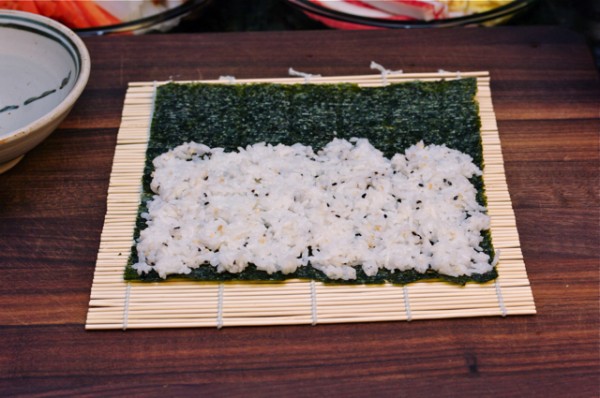 Làm sushi Nhật Bản với mành tre