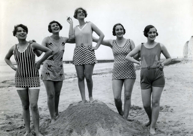 33 Interesting Vintage Photographs Capture Womens' Swimwears in the