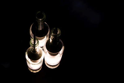 lampa sufitowa z butelek po winie - www.dowithhope.pl