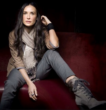 Demi Moore Foto de Demi Moore posando sentada