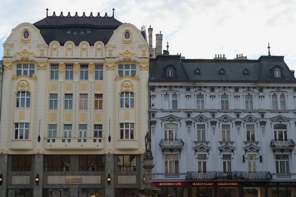 bratislava vieille ville centre place centrale hlavné námestie façade café roland maximilian