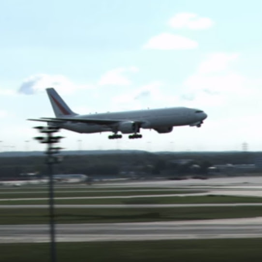 Video : ドイツのフランクフルト空港で、日本人が目撃して撮影したらしいボーイング777の信じ難い着陸の光景 ! !