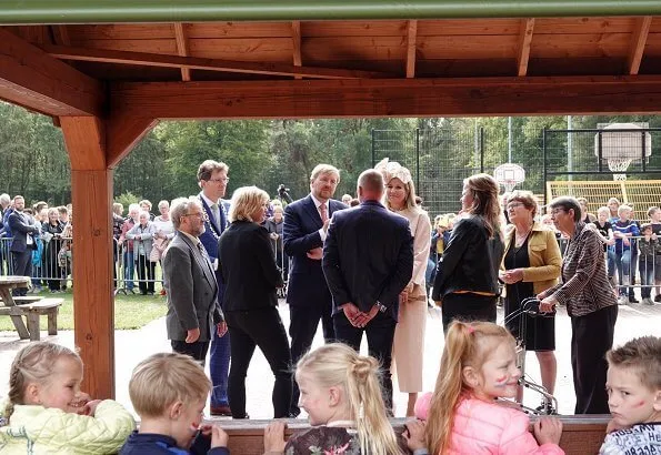 King's Commissioner, Mrs. Jetta Klijnsma. Queen Maxima wore a blouse and trousers by Natan. Hale Bob dress