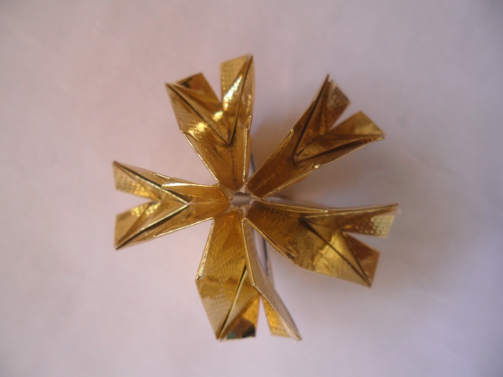 Peça vazada de origami dourado