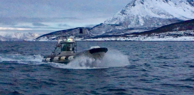 le bateau dans la tempête en route vers les orques de Norvège