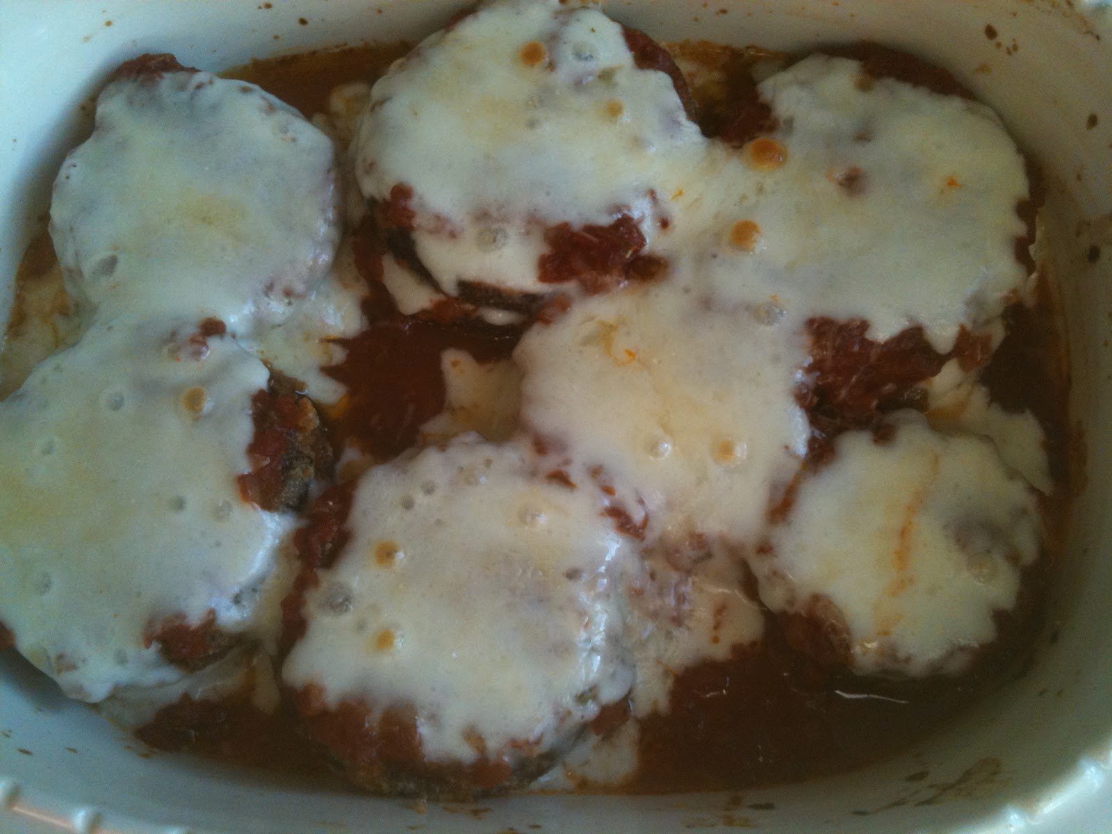 Hiidenuhman keittiössä Parmesaanimunakoiso ja marinarakastike