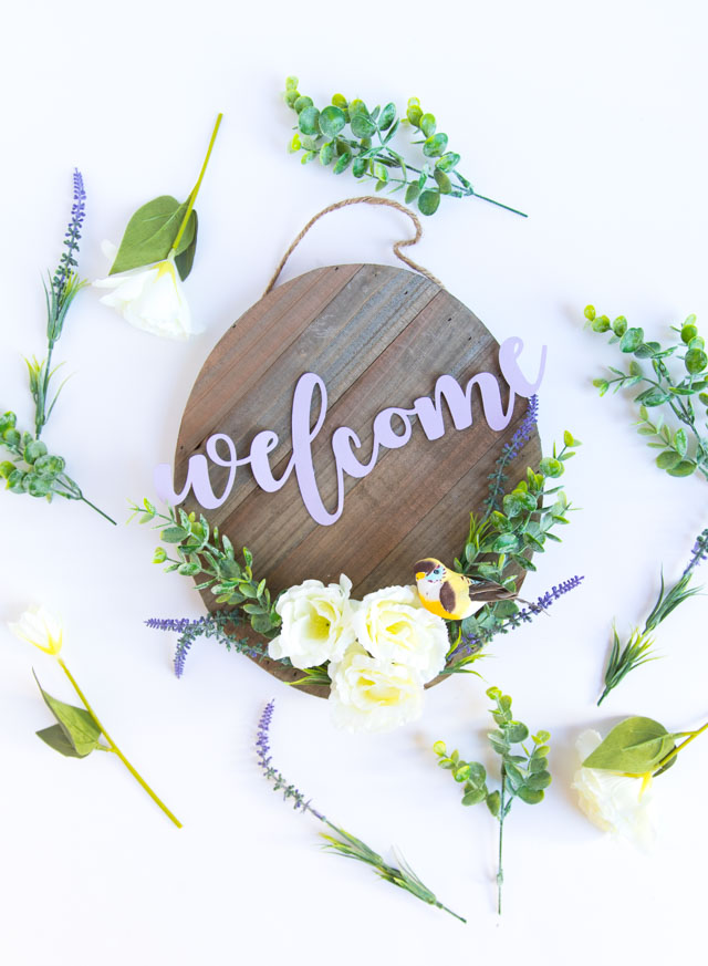 Make this pretty spring wood welcome sign in under 20 minutes! #welcomesign #woodsign #woodwelcomesign #springdecor