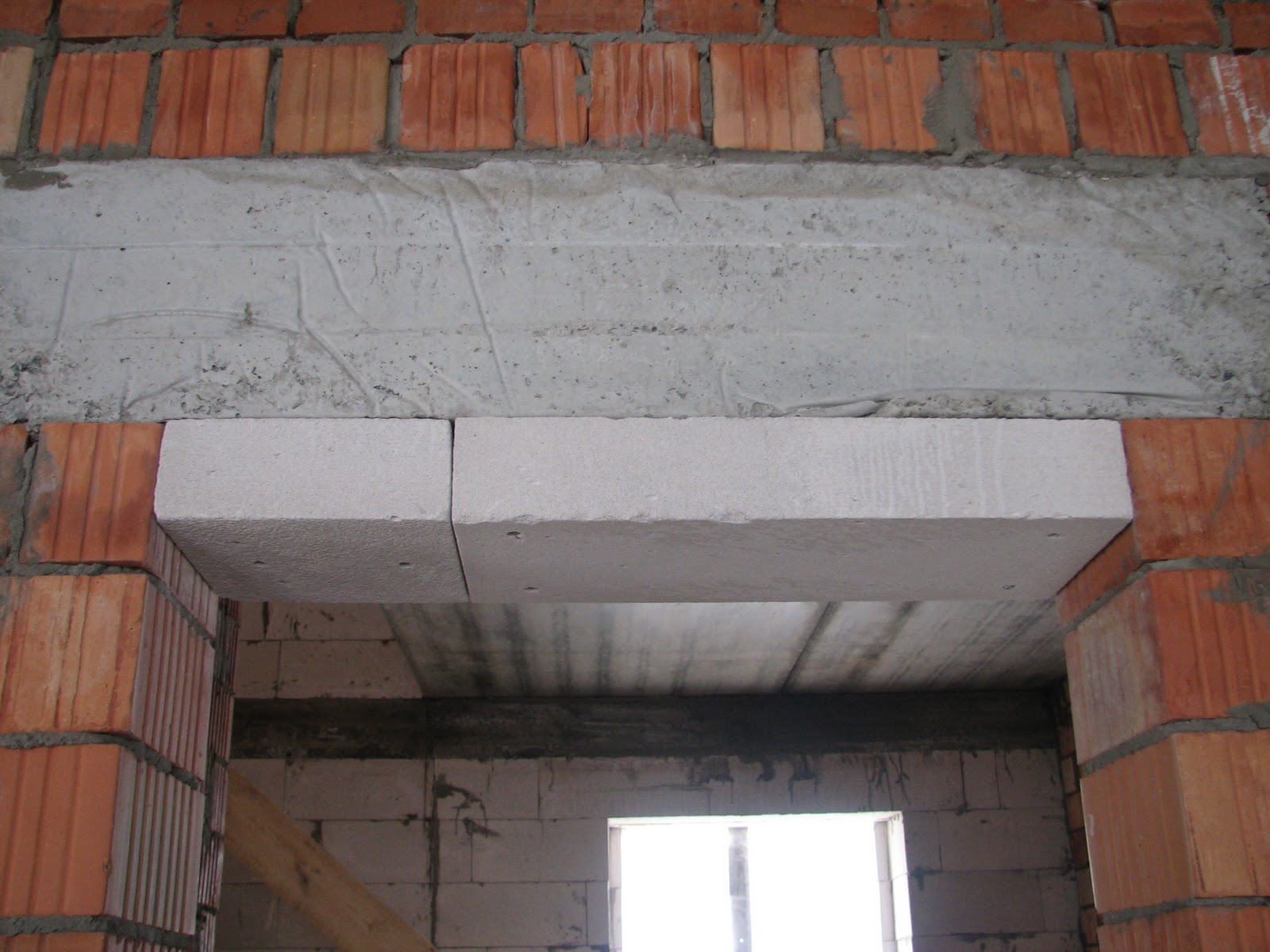 Уменьшение дверного проема по ширине гипсокартоном. Уменьшение проема межкомнатной двери гипсокартоном. Уменьшить высоту дверного проема гипсокартоном. Уменьшение дверного проема брусом. Уменьшение дверного проема.