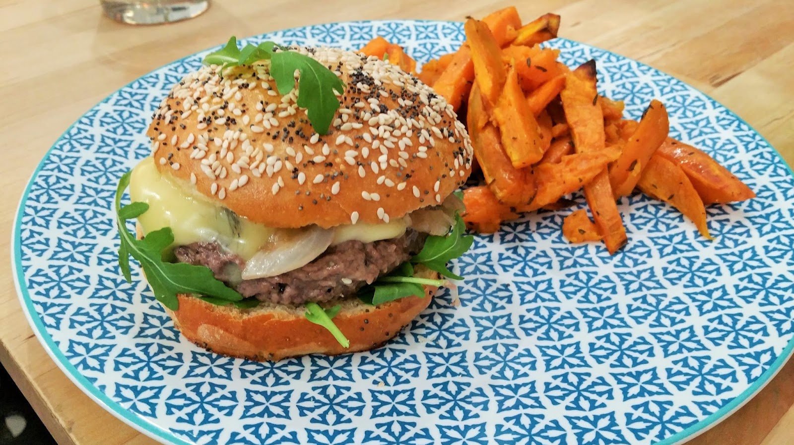 Burger maison au morbier et frites de patates douces au four CAMELIE