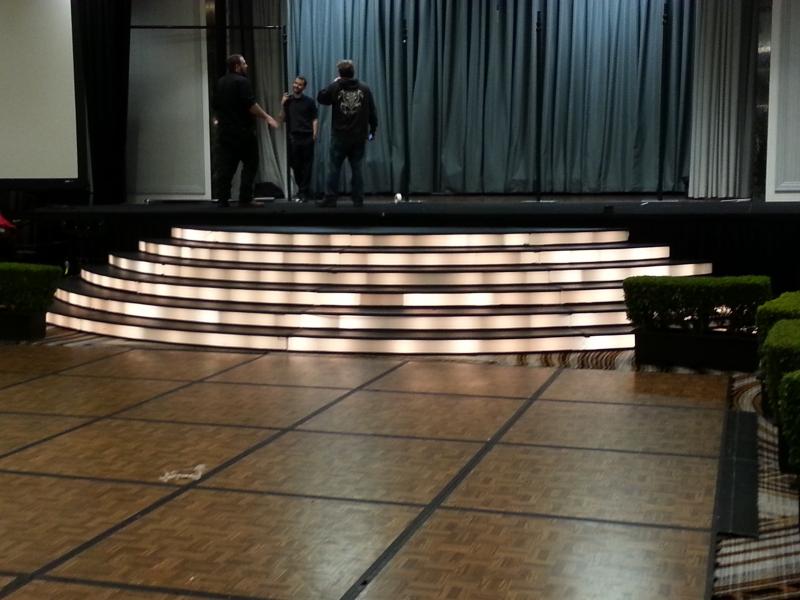Ступени на сцену. Сцена со ступеньками. Полукруглая сцена. Полукруглая сцена подиум