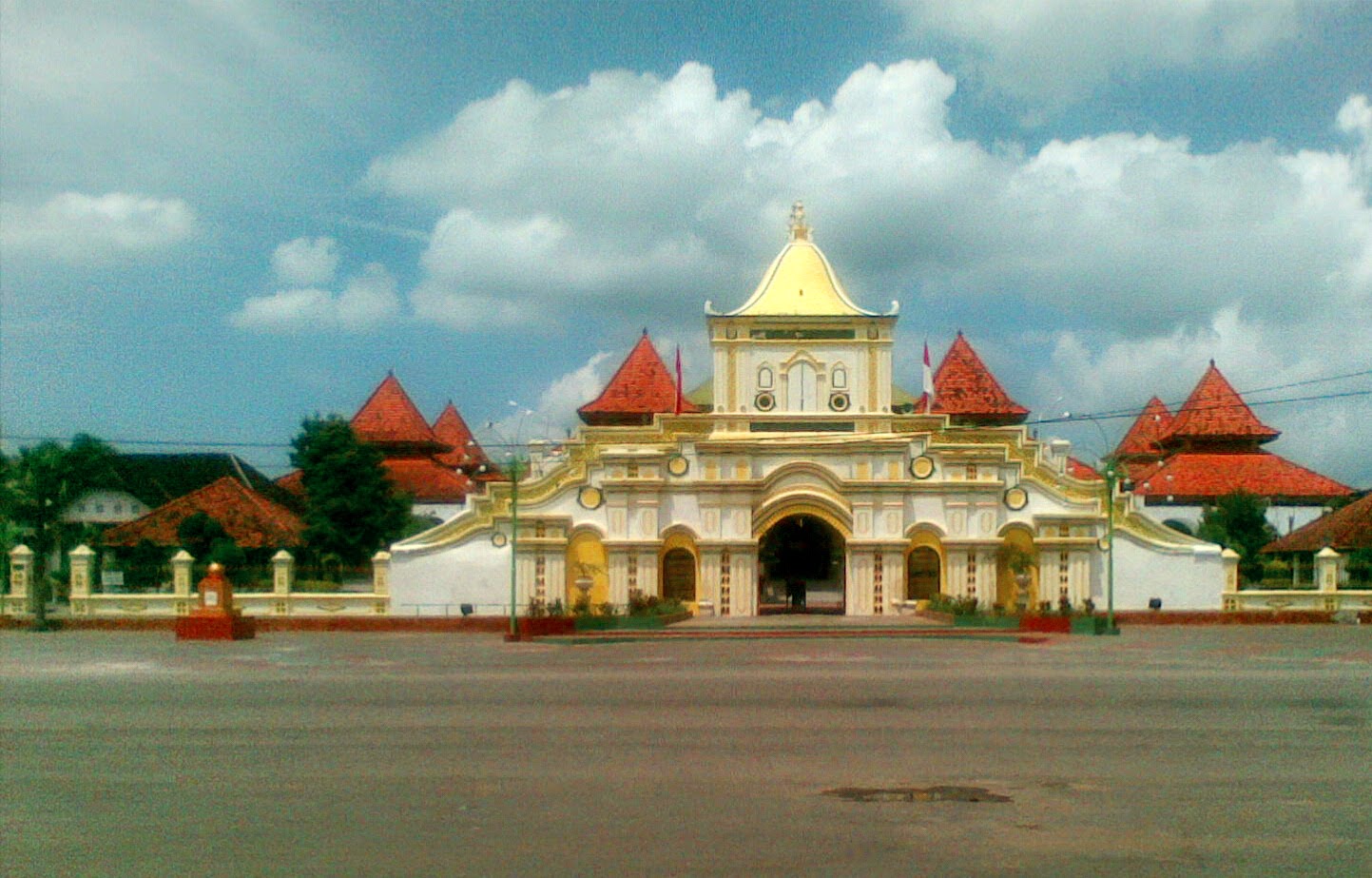 "MUSLIMAH ISTIMEWA": Taman Adipura Sumenep dan Masjid Agung Sumenep