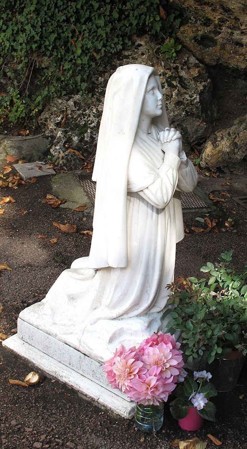 Imagem no convento de Nevers representa Santa Bernadette durante as aparições