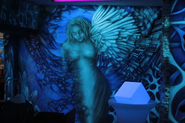 Malowanie obrazu na ścianie w klubie, efekt świecenia ściany, mural UV, malowanie anioła na aścianie