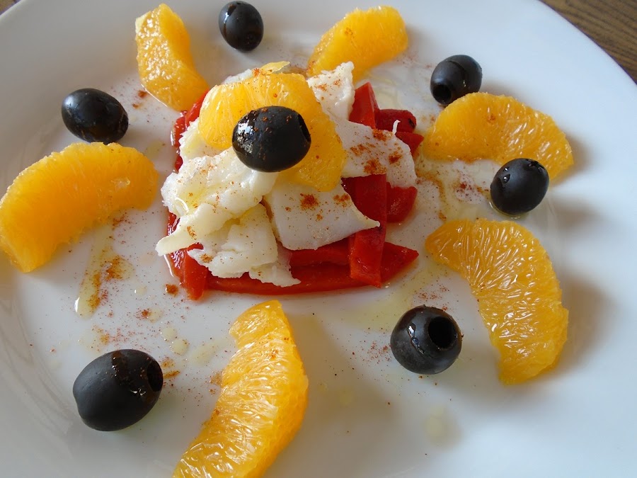 ensalada de bacalao con naranjas sobre cama de pimientos de piquillo