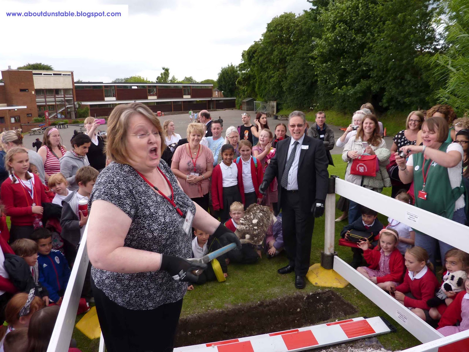 About Dunstable Crowds begin to gather as Watling School buries its