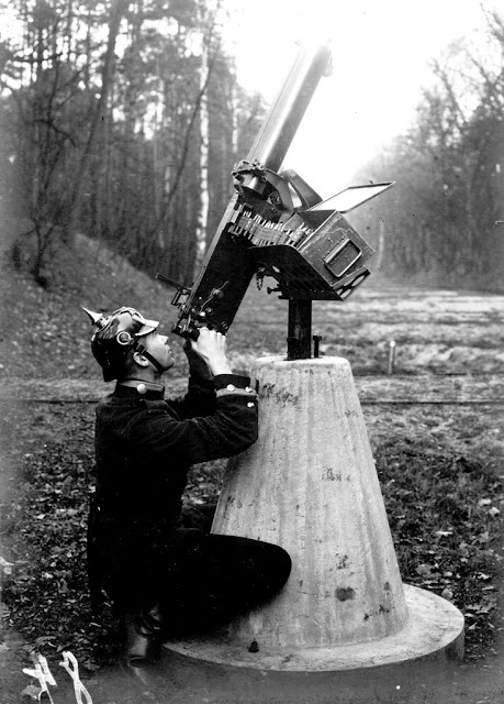 Maschinengewehr zur Flugabwehr auf Betonlaffette (1912)