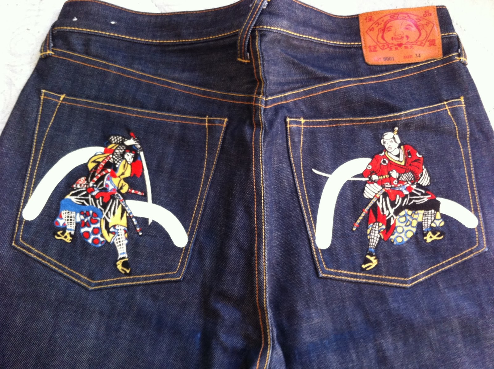 Джинсы евису с рисунком