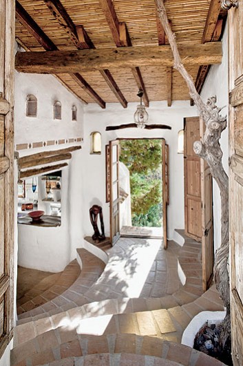 [Places] Al sur: una fortaleza con paredes blancas y techos de ladrillo