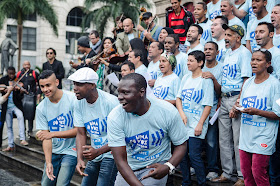 The Rio Homeless Choir performs on the steps of the Municipal Theatre of Rio de Janeiro during the 2016 Uma So Voz Week. Photo: Lorena Mossa. The Rio Homeless Choir performs on the steps of the Municipal Theatre of Rio de Janeiro during the 2016 Uma So Voz Week. Photo: Lorena Mossa.