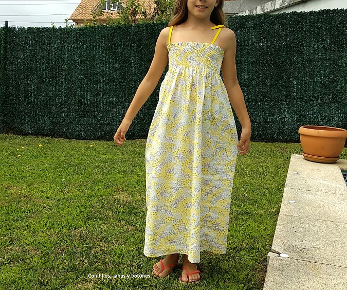 Con hilos, lanas y botones: vestido fruncido con hilo elástico