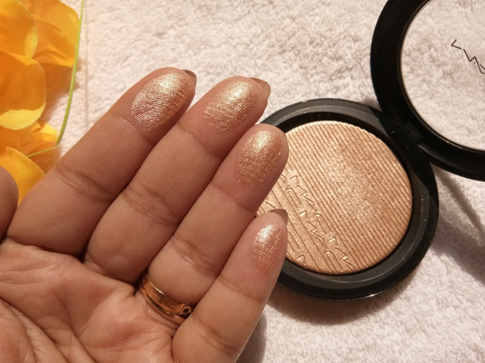 Makeup and beauty !!! REVIEW & SWATCHES MAC OH DARLING HIGHLIGHTER