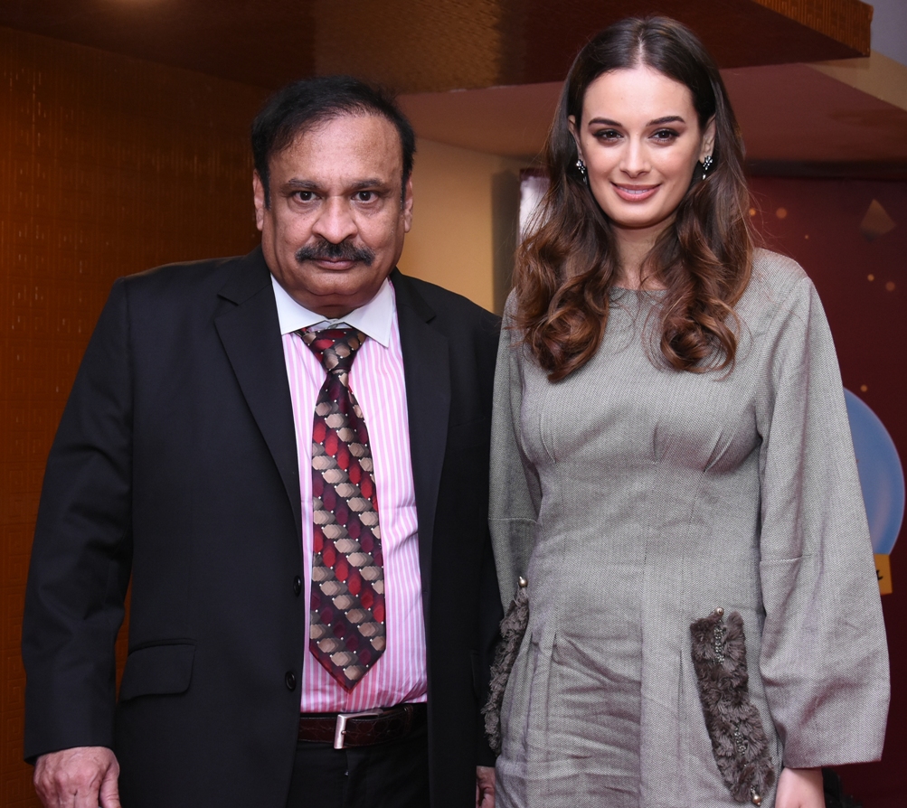 Usha Chavan Sex Video - Actress EVELYN SHARMA unveiled Country Club's new â€œMILLIONAIRES CLUBâ€