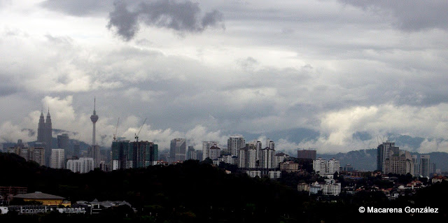 LAS TORRES PETRONAS Y LA TORRE MENARA, ICONOS DE KUALA LUMPUR. MALASIA