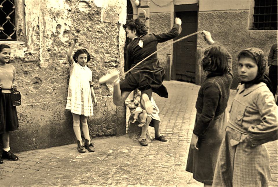 .PALAZZELLO DI LATTARICO. GIOCHI DI UNA VOLTA BIANCO E NERO .PALAZZELLO DI LATTARICO. GIOCHI DI UNA VOLTA BIANCO E NERO