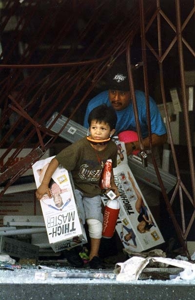  pequeñas curiosidades  - Página 22 Photos+of+The+1992+Los+Angeles+Riots+(4)