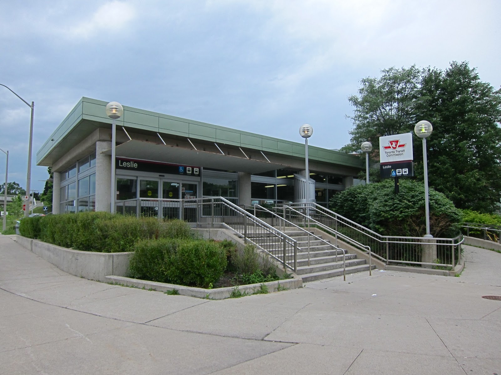 Lelie station eastern entrance